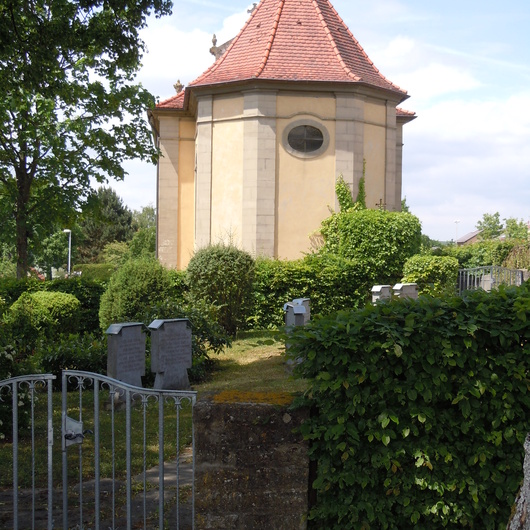 Blick auf die Rückansicht der Antonius Kirche, seit 1967 als Leichenhalle und Veranstaltungsraum genutzt
