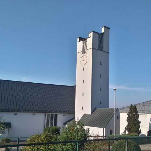 Nordansicht der Pfarrkirche Pfändhausen mit Sakristei Rechts im Bild das Pfarrheim